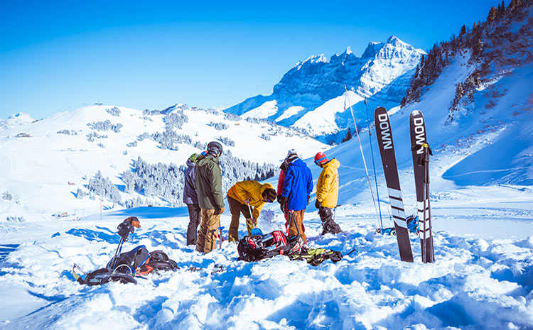 Groupe de skieurs s’entrainant avec un ARVA